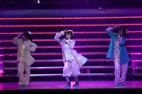 「パジャマドライブ」を披露するAKB48研究生の向井地美音、SKE48研究生の北野瑠華、NMB48研究生の川上千尋。(c)AKS