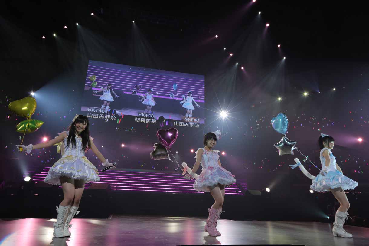 「天使のしっぽ」を披露するSKE48研究生の山田みずほ、HKT48研究生の朝長美桜、山田麻莉奈。(c)AKS