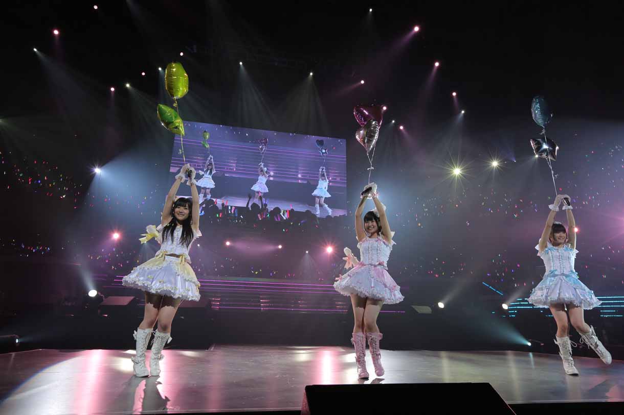 「天使のしっぽ」を披露するSKE48研究生の山田みずほ、HKT48研究生の朝長美桜、山田麻莉奈。(c)AKS