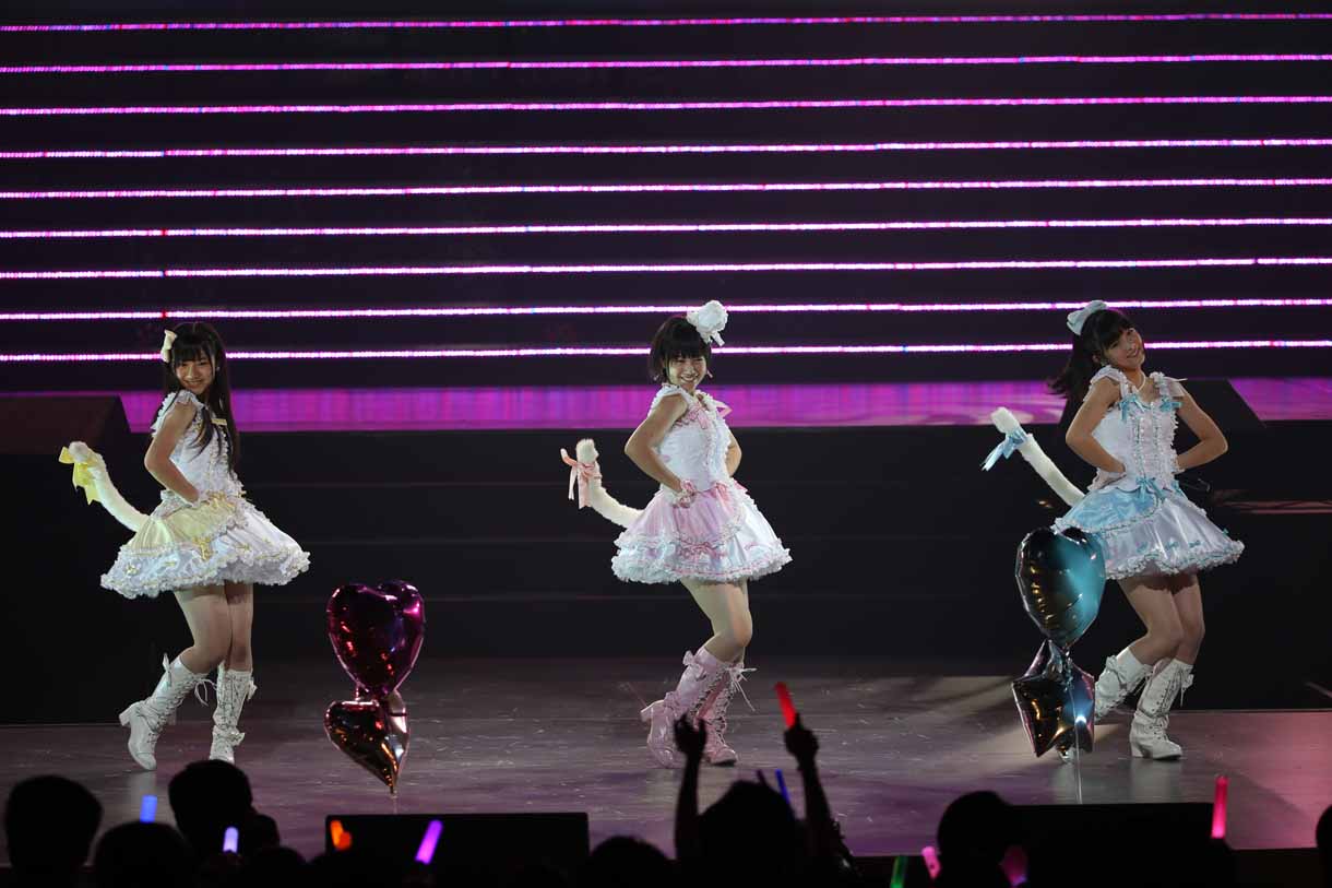 「天使のしっぽ」を披露するSKE48研究生の山田みずほ、HKT48研究生の朝長美桜、山田麻莉奈。(c)AKS