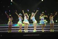 「わがままコレクション」を披露するAKB48研究生の岡田彩花、佐藤妃星、福岡聖菜、SKE48研究生の北川綾巴、NMB48研究生の高山梨子、HKT48研究生の梅本泉。(c)AKS