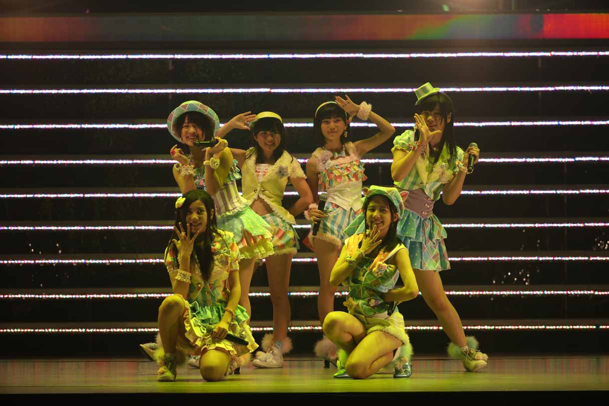 「わがままコレクション」を披露するAKB48研究生の岡田彩花、佐藤妃星、福岡聖菜、SKE48研究生の北川綾巴、NMB48研究生の高山梨子、HKT48研究生の梅本泉。(c)AKS