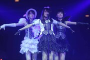「Bird」を披露するSKE48研究生の大脇有紗、NMB48研究生の渋谷凪咲、HKT48研究生の今田美奈。(c)AKS