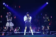 「Bird」を披露するSKE48研究生の大脇有紗、NMB48研究生の渋谷凪咲、HKT48研究生の今田美奈。(c)AKS