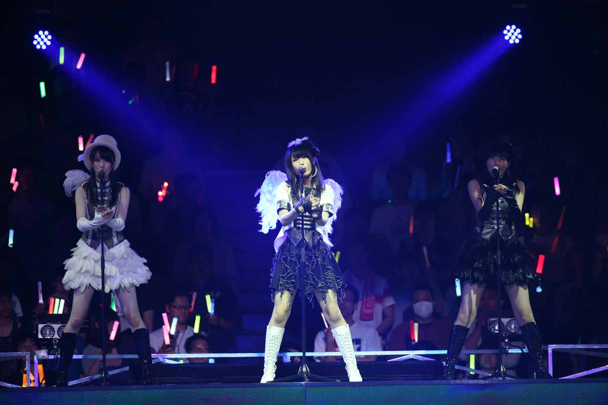 「Bird」を披露するSKE48研究生の大脇有紗、NMB48研究生の渋谷凪咲、HKT48研究生の今田美奈。(c)AKS