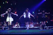 「Bird」を披露するSKE48研究生の大脇有紗、NMB48研究生の渋谷凪咲、HKT48研究生の今田美奈。(c)AKS