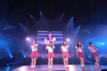 「スカートひらり」を披露するAKB48研究生の岡田奈々、小嶋真子、西野未姫、HKT48研究生の田島芽瑠、朝長美桜。(c)AKS