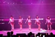 「スカートひらり」を披露するAKB48研究生の岡田奈々、小嶋真子、西野未姫、HKT48研究生の田島芽瑠、朝長美桜。(c)AKS