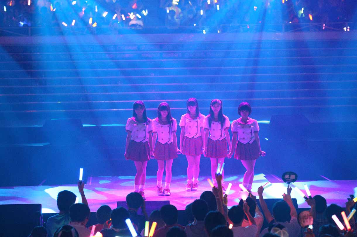 「スカートひらり」を披露するAKB48研究生の岡田奈々、小嶋真子、西野未姫、HKT48研究生の田島芽瑠、朝長美桜。(c)AKS