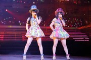 「炎上路線」を披露するAKB48研究生の峯岸みなみ、SKE48終身名誉研究生の松村香織。(c)AKS