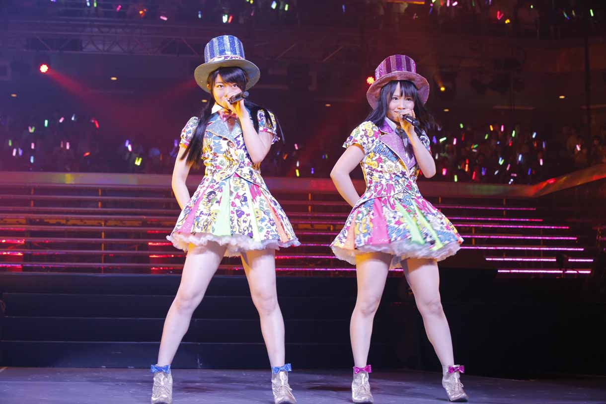 「炎上路線」を披露するAKB48研究生の峯岸みなみ、SKE48終身名誉研究生の松村香織。(c)AKS