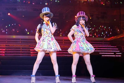 「炎上路線」を披露するAKB48研究生の峯岸みなみ、SKE48終身名誉研究生の松村香織。(c)AKS