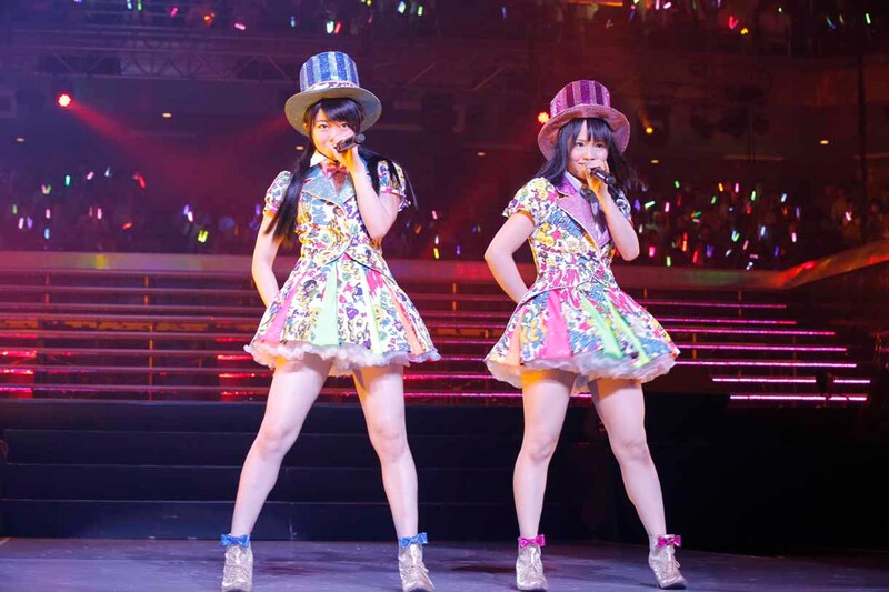 「炎上路線」を披露するAKB48研究生の峯岸みなみ、SKE48終身名誉研究生の松村香織。(c)AKS