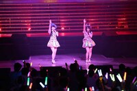 「炎上路線」を披露するAKB48研究生の峯岸みなみ、SKE48終身名誉研究生の松村香織。(c)AKS