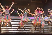 「オーマイガー！」を披露するNMB48研究生。(c)AKS