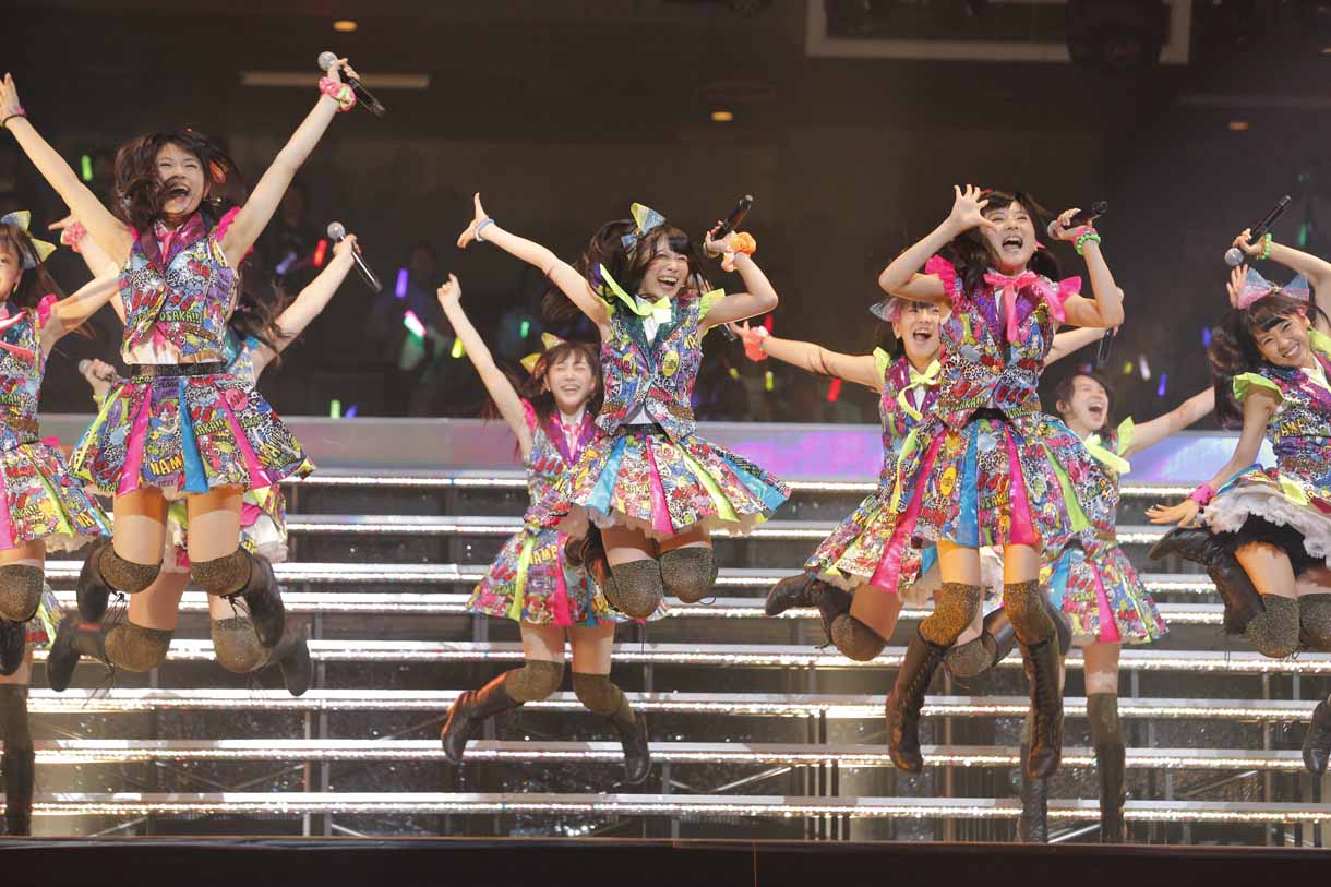 「オーマイガー！」を披露するNMB48研究生。(c)AKS