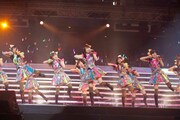 「オーマイガー！」を披露するNMB48研究生。(c)AKS