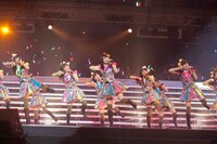 「オーマイガー！」を披露するNMB48研究生。(c)AKS