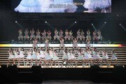 「スキ！スキ！スキップ！」を披露するHKT48研究生。(c)AKS