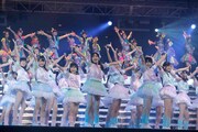 「スキ！スキ！スキップ！」を披露するHKT48研究生。(c)AKS