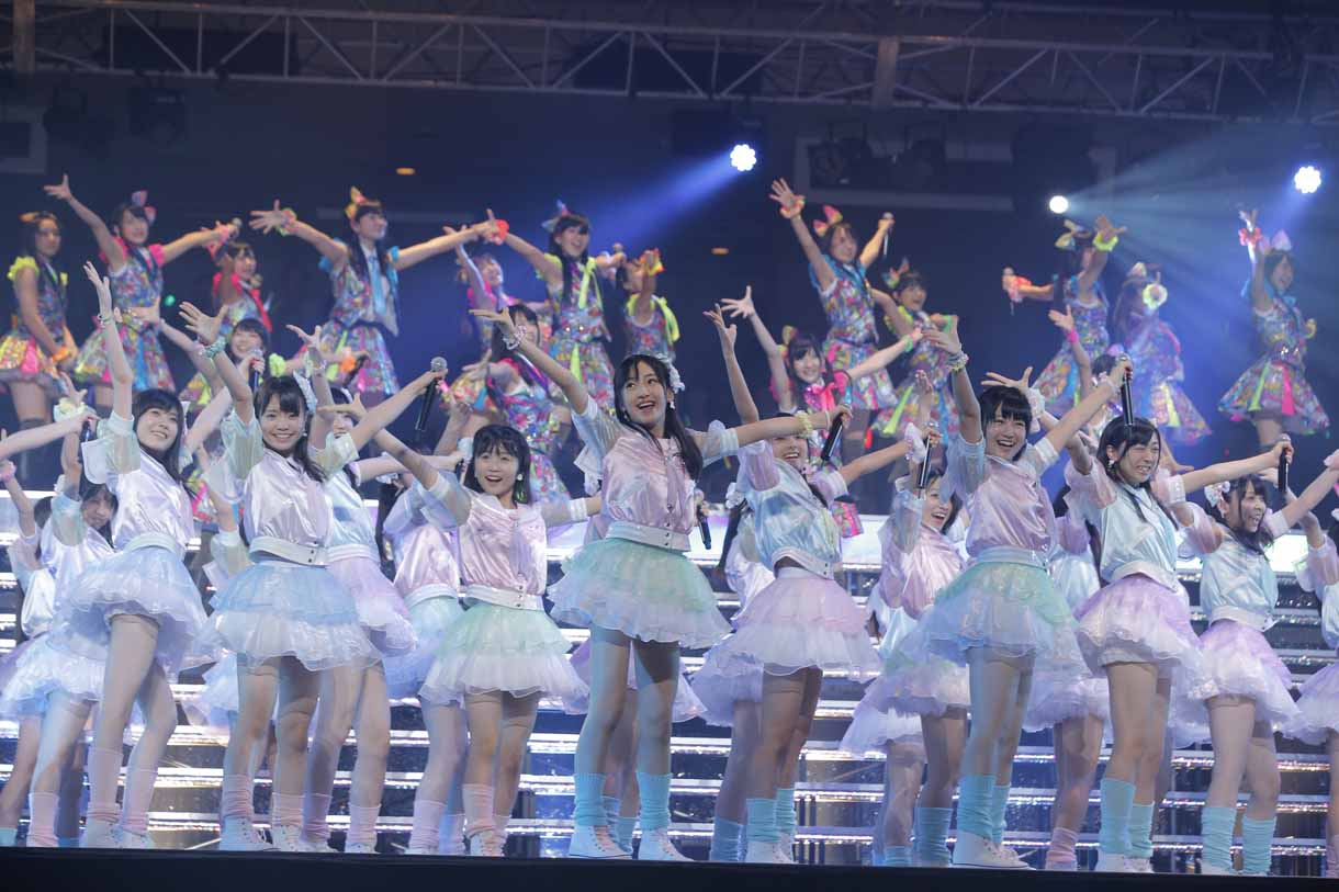 「スキ！スキ！スキップ！」を披露するHKT48研究生。(c)AKS