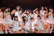 「スキ！スキ！スキップ！」を披露するHKT48研究生。(c)AKS