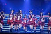 「大声ダイヤモンド」を披露するAKB48研究生。(c)AKS