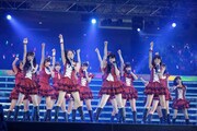 「大声ダイヤモンド」を披露するAKB48研究生。(c)AKS