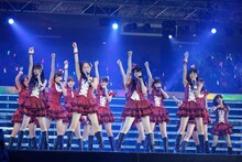 「大声ダイヤモンド」を披露するAKB48研究生。(c)AKS