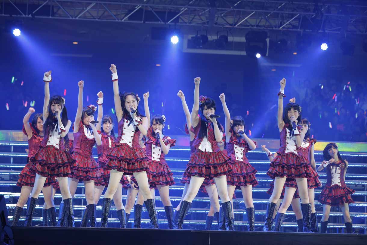 「大声ダイヤモンド」を披露するAKB48研究生。(c)AKS