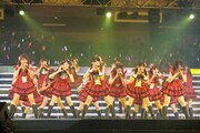 「大声ダイヤモンド」を披露するAKB48研究生。(c)AKS
