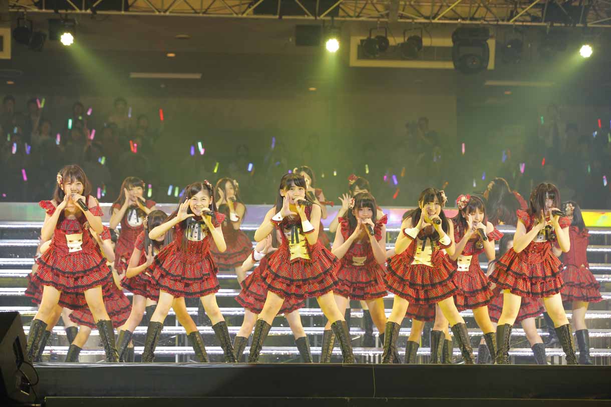「大声ダイヤモンド」を披露するAKB48研究生。(c)AKS