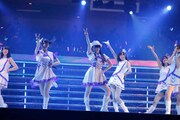 昇格メンバーと峯岸みなみ、松村香織による楽曲披露。(c)AKS