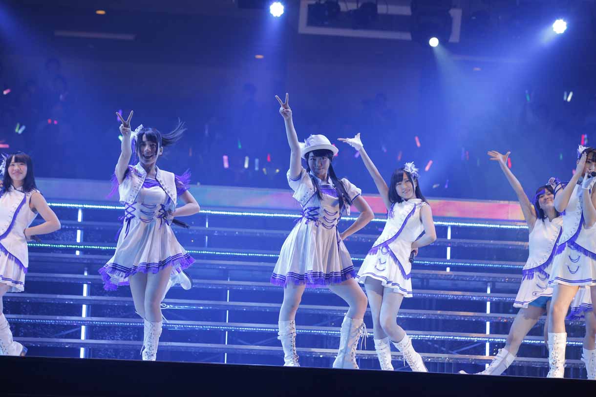 昇格メンバーと峯岸みなみ、松村香織による楽曲披露。(c)AKS