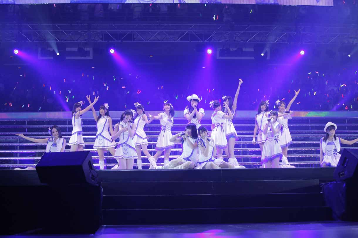 昇格メンバーと峯岸みなみ、松村香織による楽曲披露。(c)AKS