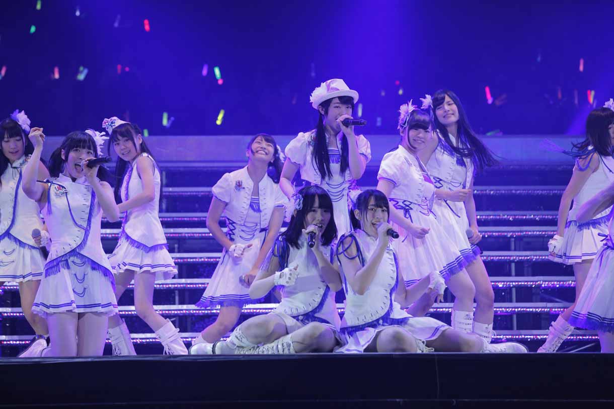 昇格メンバーと峯岸みなみ、松村香織による楽曲披露。(c)AKS