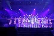 昇格メンバーと峯岸みなみ、松村香織による楽曲披露。(c)AKS