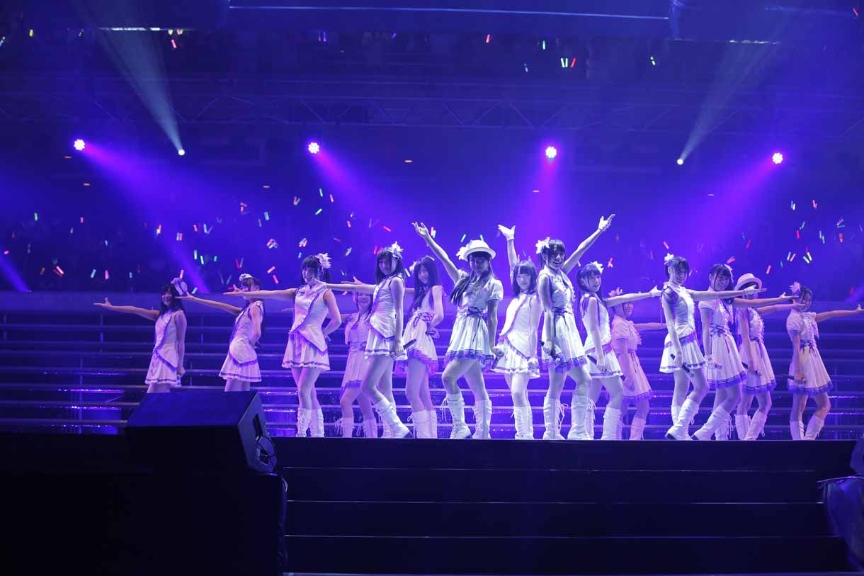 昇格メンバーと峯岸みなみ、松村香織による楽曲披露。(c)AKS