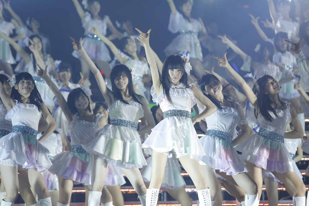 「LOVE修行」を披露するAKB48研究生。(c)AKS