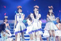 「レッツゴー研究生！」を披露するAKB48グループ研究生。(c)AKS