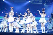 「レッツゴー研究生！」を披露するAKB48グループ研究生。(c)AKS