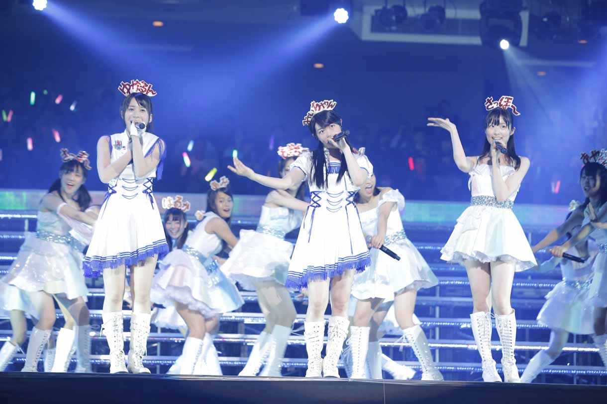 「レッツゴー研究生！」を披露するAKB48グループ研究生。(c)AKS