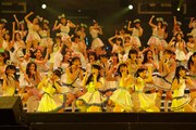 「レッツゴー研究生！」を披露するAKB48グループ研究生。(c)AKS