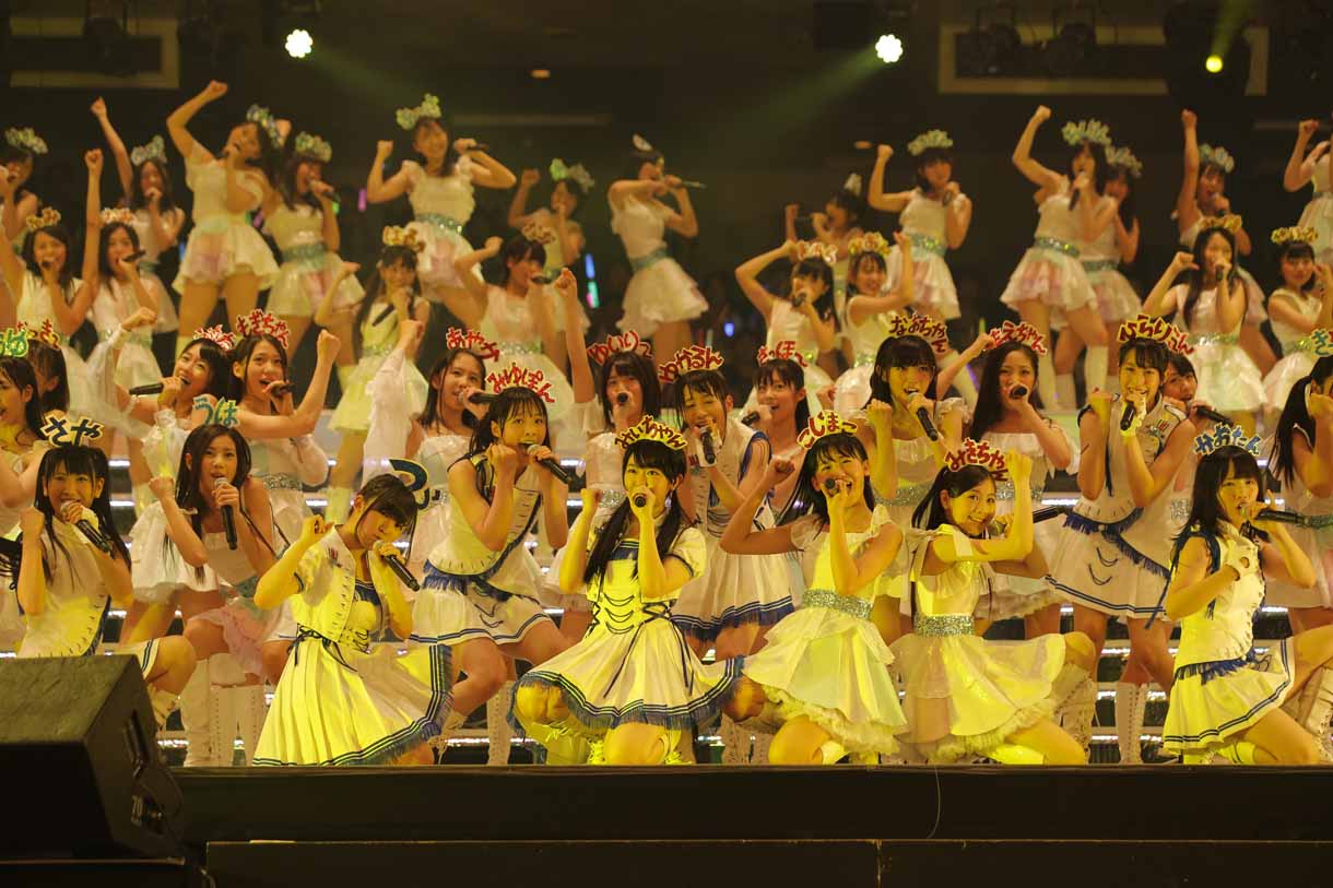 「レッツゴー研究生！」を披露するAKB48グループ研究生。(c)AKS