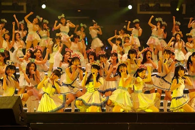 「レッツゴー研究生！」を披露するAKB48グループ研究生。(c)AKS