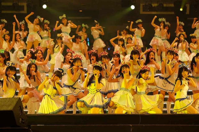 「レッツゴー研究生！」を披露するAKB48グループ研究生。(c)AKS