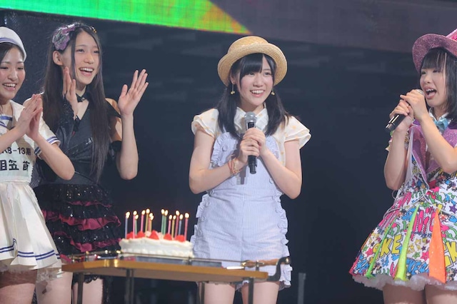 この日誕生日を迎えたAKB48研究生の北澤早紀にサプライズでケーキがプレゼントされた。(c)AKS
