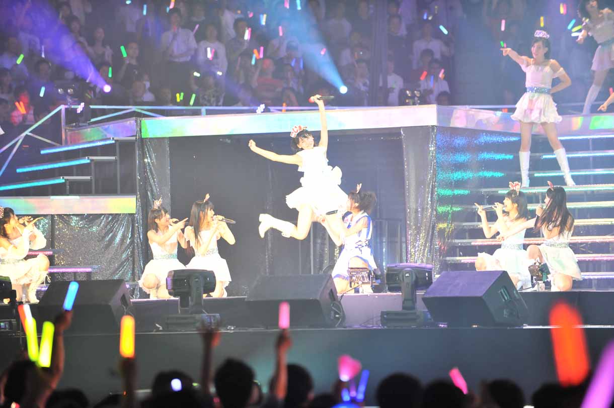 「レッツゴー研究生！」でジャンプするAKB48研究生の小嶋真子。(c)AKS
