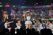 「レッツゴー研究生！」でアピールするNMB48研究生の渋谷凪咲。(c)AKS