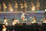 「レッツゴー研究生！」でジャンプするHKT48研究生の田島芽瑠。(c)AKS
